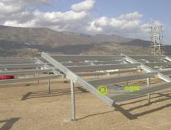 Instalación de paneles solares en suelo en estructura hincada
